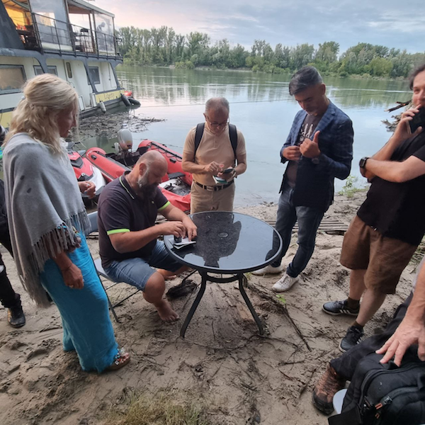 Passaporti, anche americani e svedesi, vengono timbrati mentre le persone si preparano a salire a bordo della casa galleggiante Liberland
