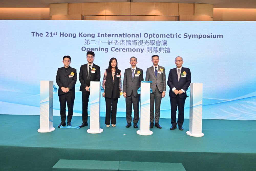 The 21st Hong Kong International Optometric Symposium, organised by the HKTDC in collaboration with the Hong Kong Optometric Association and the Hong Kong Polytechnic University, was themed Empowering Community Eye Care through Artificial Intelligence and Telemedicine in Optometry. Dr Simon Tang (third from right), Director of Cluster Services of the Hospital Authority, delivered the opening remarks.
