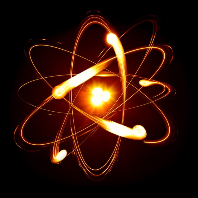 Σχέδιο καλλιτέχνη ενός πυρήνα με ηλεκτρόνια να περιφέρονται γύρω του, όλα λαμπερά πορτοκαλί