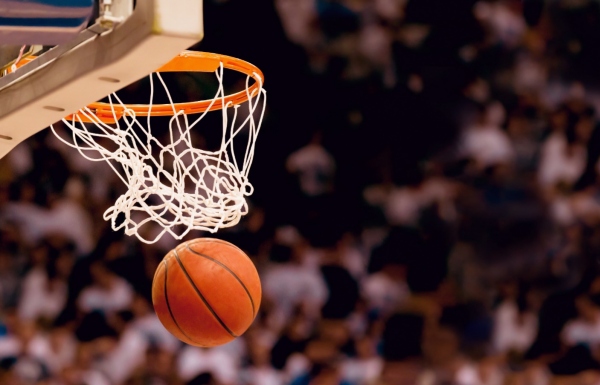 košarkarska žoga pade skozi mrežo