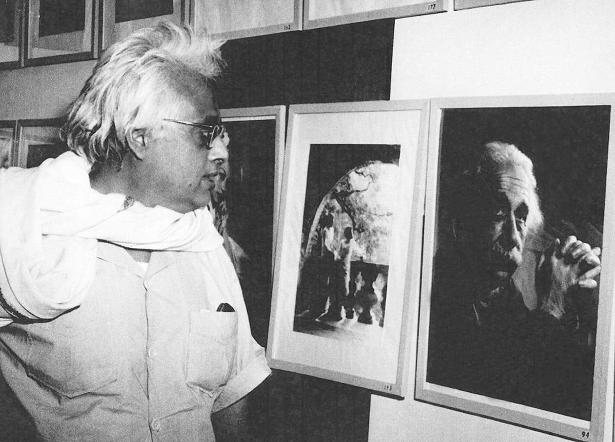 S N Bose mentre guarda una fotografia di Albert Einstein