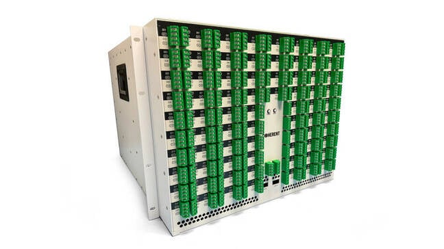 OFC で展示されているコヒレントの最新の光回線スイッチは、300 個の入力ポートと 300 個の出力ポートを備えています。