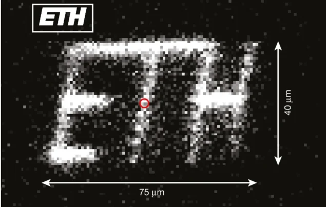 Ασπρόμαυρη εικόνα που δείχνει τα γράμματα ETH που σχηματίζονται από πολλές μεμονωμένες κουκκίδες φωτός