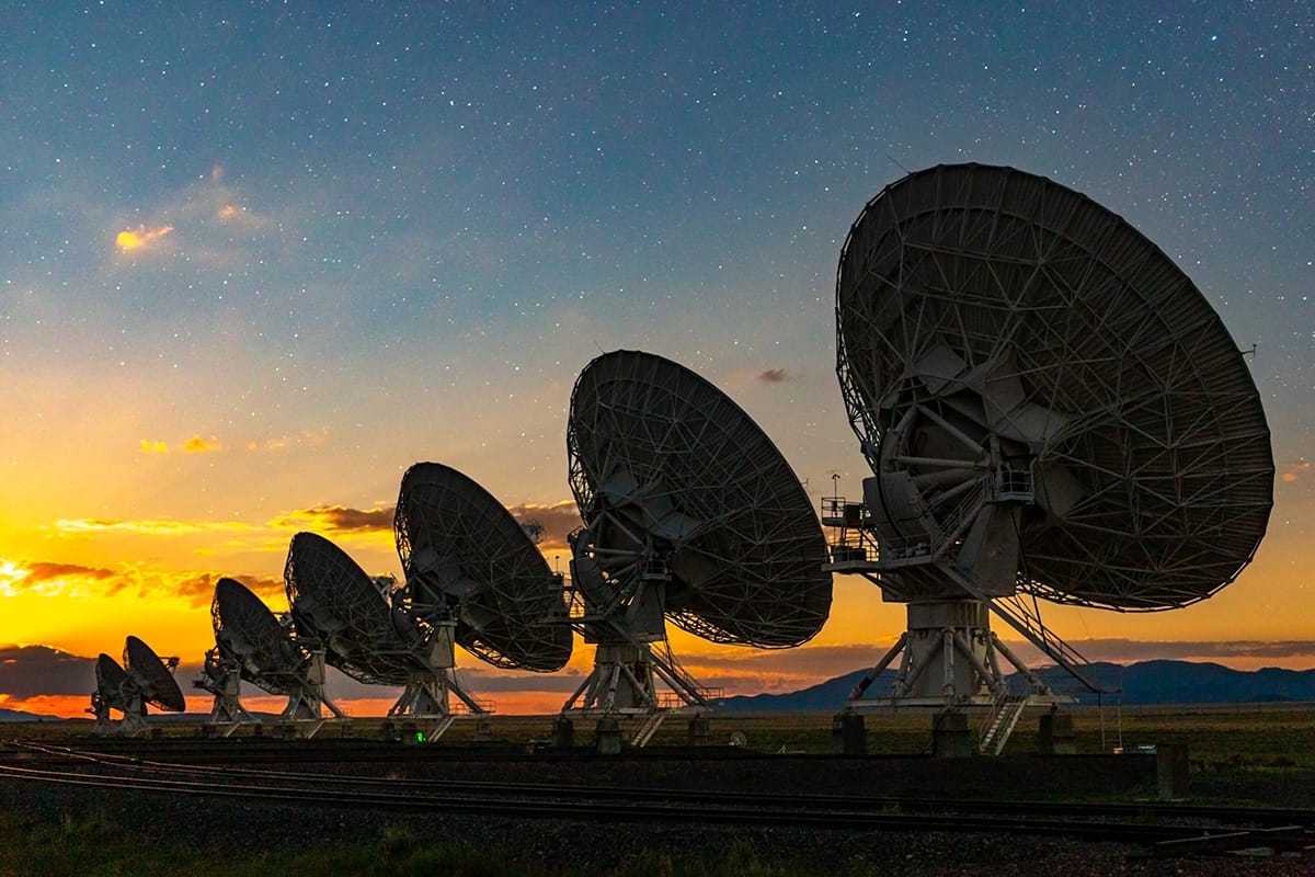 Σειρά μεγάλων ραδιοτηλεσκοπίων στο ηλιοβασίλεμα