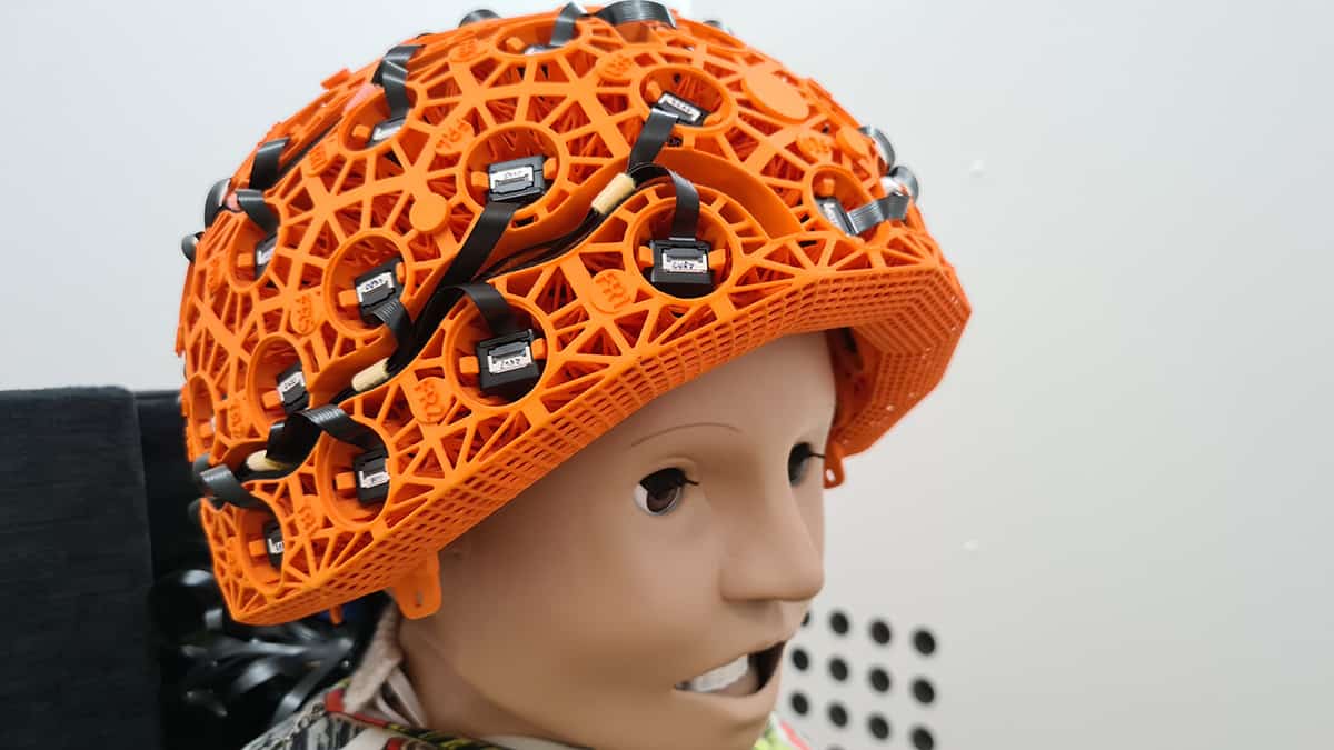 Ένα ομοίωμα ενός παιδιού που φορά έναν σαρωτή εγκεφάλου μαγνητοεγκεφαλογραφίας