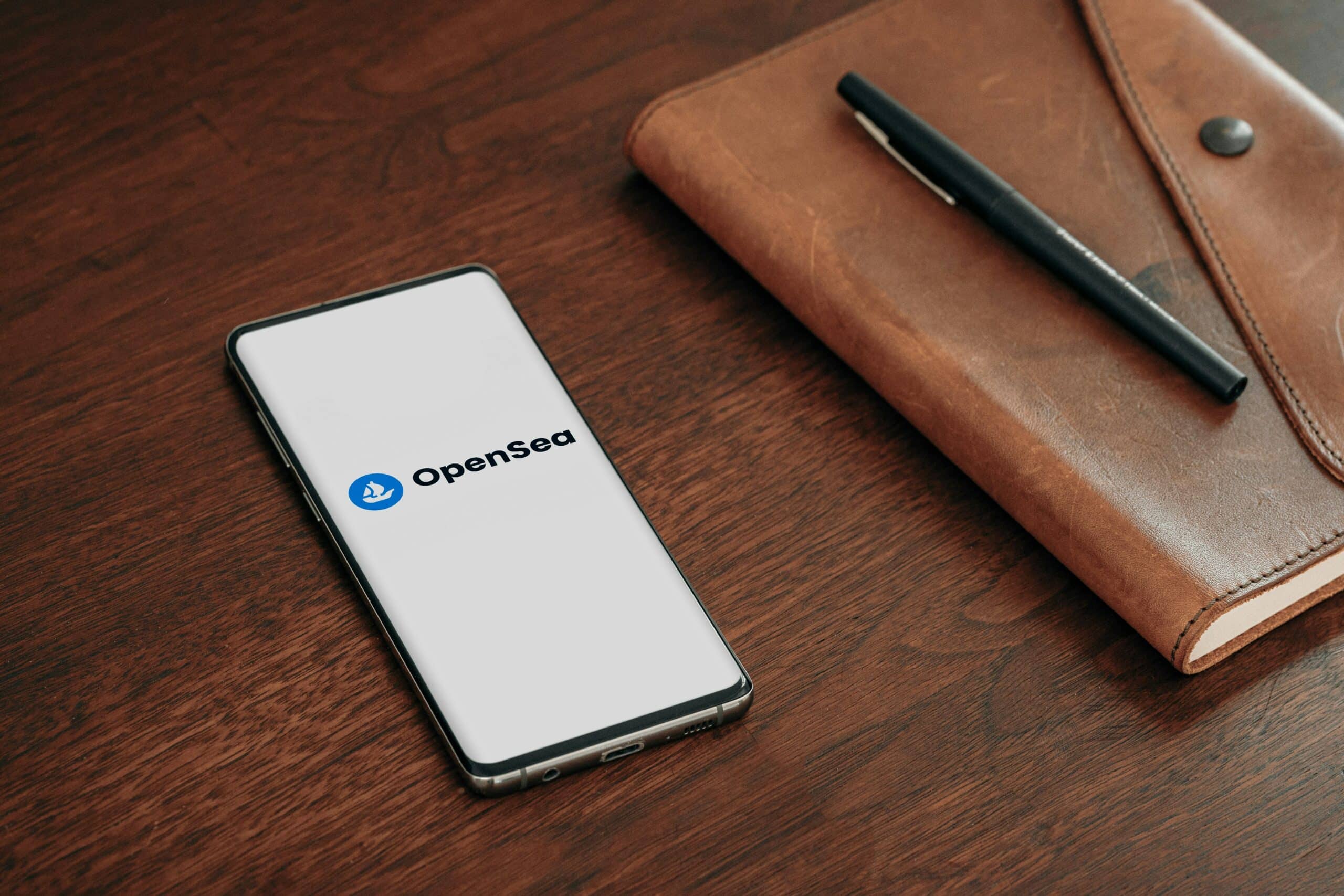OpenSea एप्लिकेशन प्रदर्शित करने वाला एक स्मार्ट फ़ोन