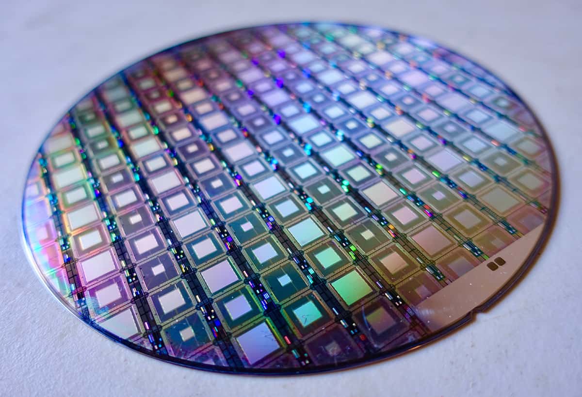 Una oblea de silicio cubierta con microchips
