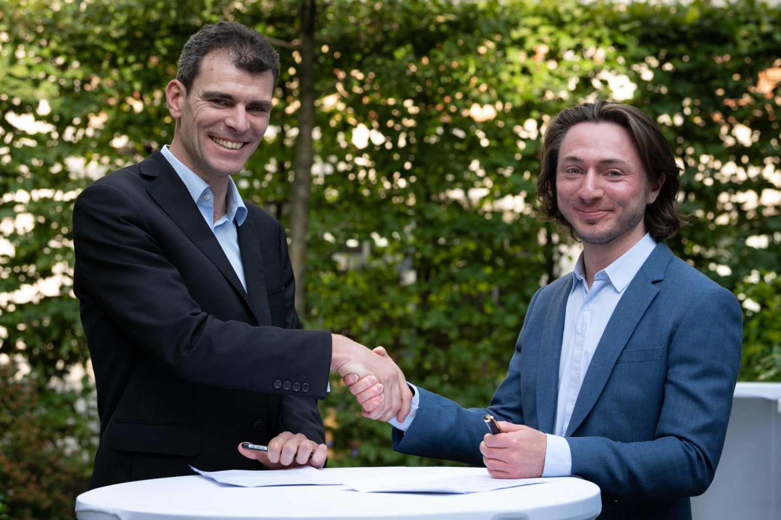 Pasqal CEO and C-founder Georges-Olivier Reymond (left) and Welinq CEO & Co-founder Tom Darras (right) have aligned their companies toward the common goal of interconnected, multi-QPU systems. (Source: Pasqal)