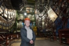 Питер Хиггс посещает эксперимент CMS в ЦЕРН в 2008 году.