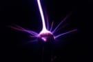 Impresión artística del experimento, que se asemeja a una bola violeta brillante que irradia puntas violetas como si estuviera en movimiento.