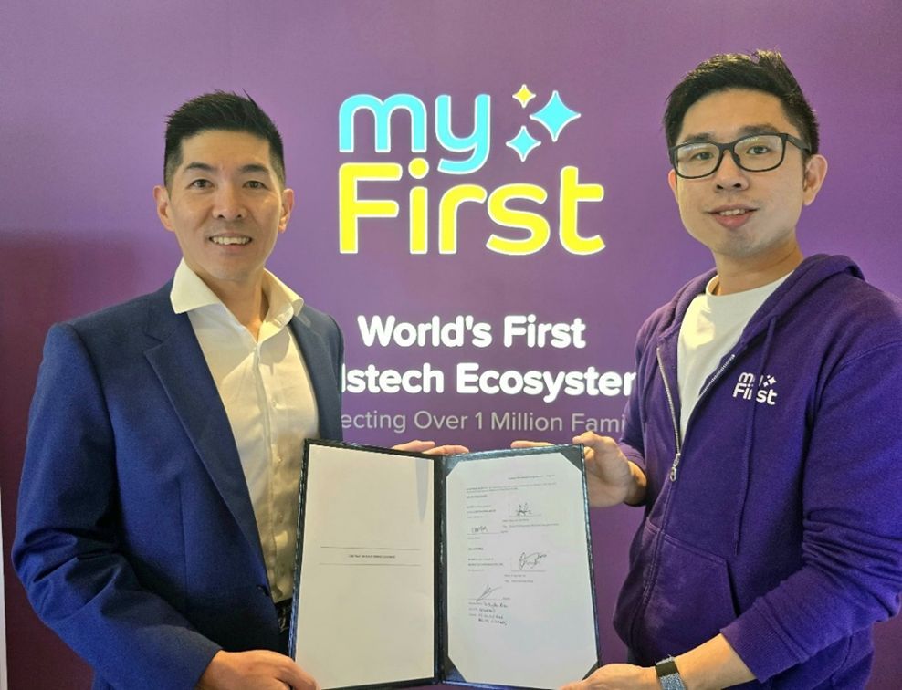 Herr David Seow, CEO der Fu Yu-Gruppe, mit G-Jay Yong, Mitbegründer und CEO von myFirst, vor dem Einzelhandelsgeschäft von myFirst in Suntec City