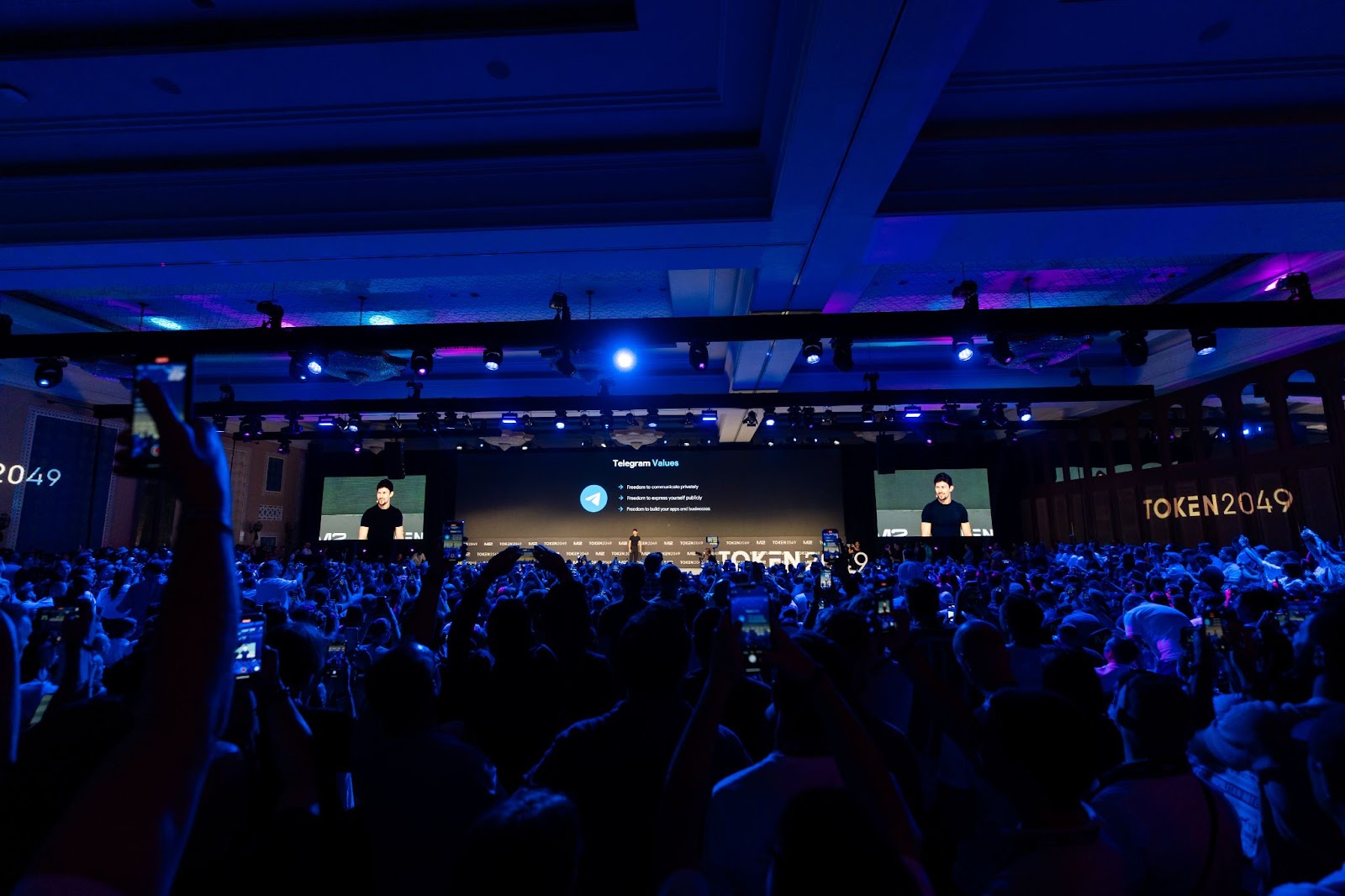 Slika Pavla Durova na odru na Token2049 Dubai